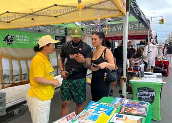 Image for article New York : Partager la beauté du Falun Dafa lors d’une foire de rue estivale