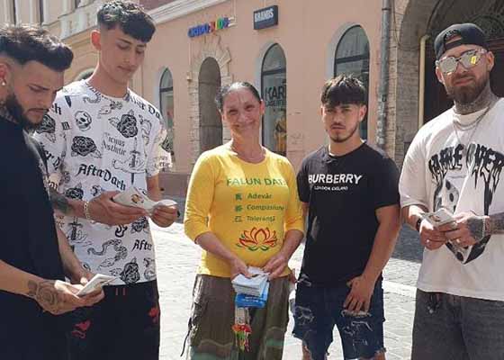 Image for article Brașov, Roumanie : Les gens font l’éloge du principe Authenticité-Bienveillance-Tolérance du Falun Dafa