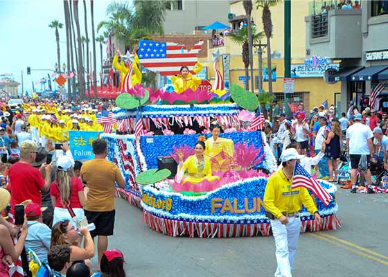 Image for article Huntington Beach, Californie : Le Falun Dafa accueilli lors du plus grand défilé de la fête de l’Indépendance de la côte Ouest