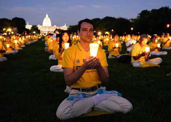 Image for article Washington, D.C. : Une veillée aux chandelles sur le National Mall commémore les pratiquants de Falun Gong décédés suite à la persécution