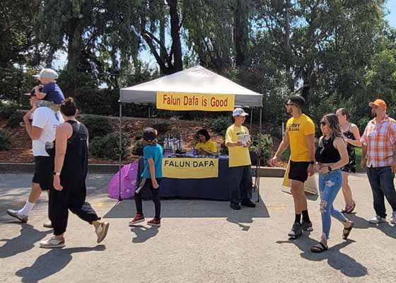 Image for article Sacramento, Californie : Des pratiquants présentent le Falun Dafa à la foire d’État