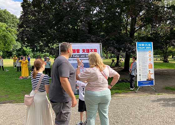 Image for article Berlin, Allemagne : La population condamne la persécution du Falun Dafa