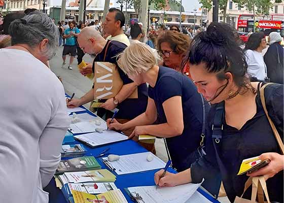 Image for article Barcelone, Espagne : Les touristes signent une pétition pour mettre fin à la persécution du Falun Dafa