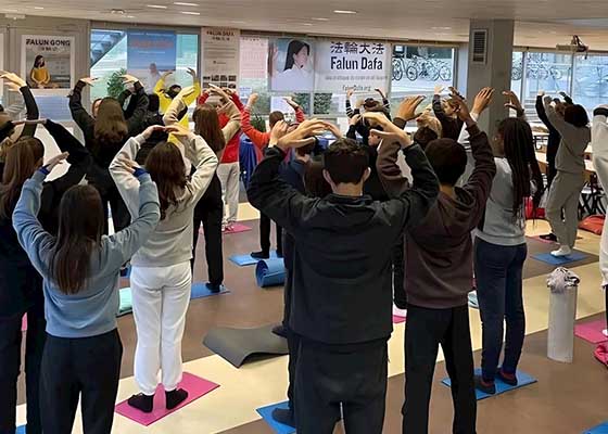 Image for article France : Des élèves de collège apprennent le Falun Gong