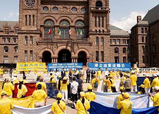 Image for article Toronto, Canada : Un rassemblement marque vingt-cinq ans d’efforts pacifiques pour mettre fin à la persécution du Falun Gong