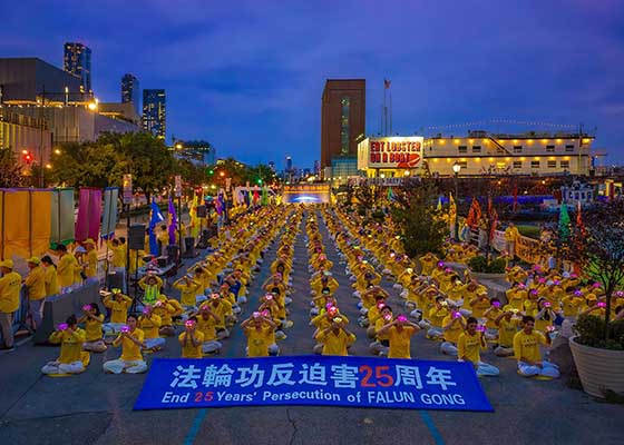 Image for article New York : Des personnes font l’éloge du Falun Dafa lors d’un exercice collectif et d’une veillée aux chandelles devant le consulat de Chine