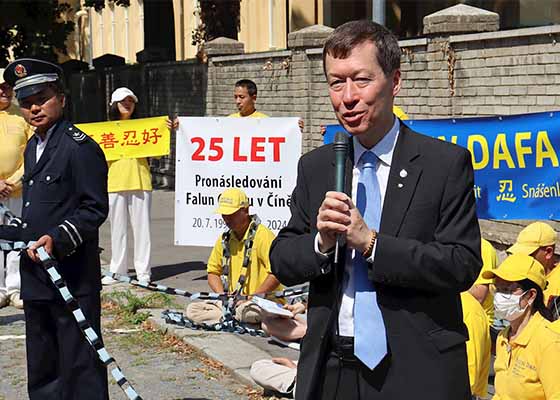 Image for article République tchèque : Des dignitaires condamnent la persécution du Falun Dafa par le PCC lors de manifestations à Prague