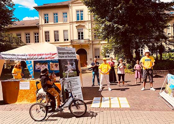 Image for article Allemagne : Le public condamne la persécution du Falun Gong, qui dure depuis vingt-cinq ans, lors d’activités à Heidelberg