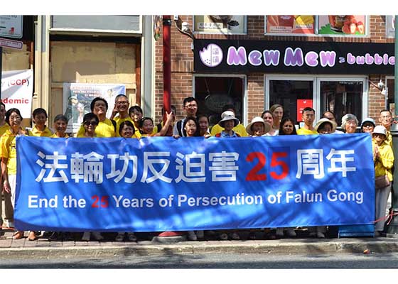 Image for article Philadelphie, Pennsylvanie : Les gens expriment leur soutien lors d’un rassemblement dans le quartier chinois appelant à la fin de la persécution du Falun Gong