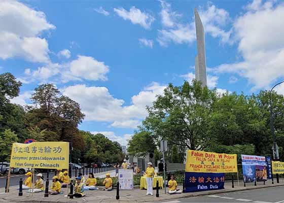 Image for article Pologne : Un rassemblement devant le Parlement condamne la persécution du Falun Gong par le régime communiste chinois