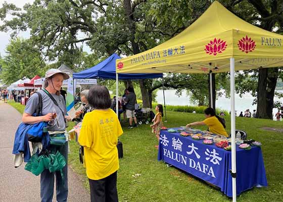 Image for article Minnesota : Le public fait l’éloge du Falun Dafa au festival de bateaux-dragons