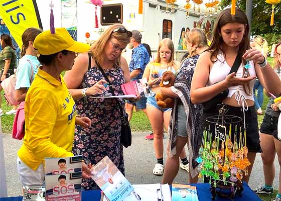 Image for article État de New York, États-Unis : Les visiteurs de l’Oswego Harborfest s’informent sur le Falun Dafa