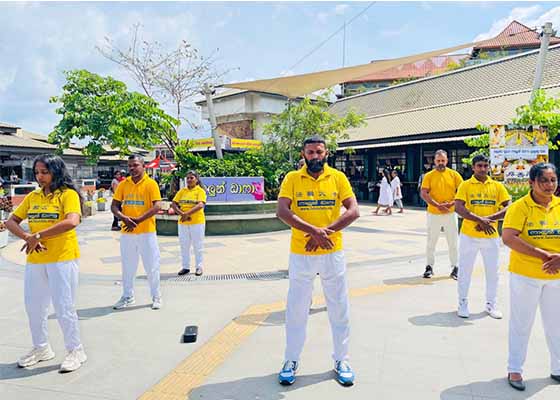 Image for article Kandy, Sri Lanka : Des touristes et des Sri Lankais signent une pétition pour mettre fin à la persécution du Falun Dafa