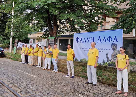 Image for article Bulgarie : Une manifestation pacifique devant l’ambassade de Chine appelle à mettre fin à la persécution