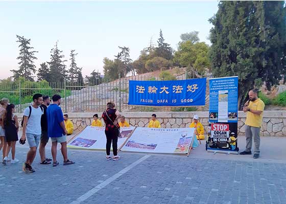 Image for article Grèce : Les gens encouragent les pratiquants lors d’une activité marquant 25 ans de persécution