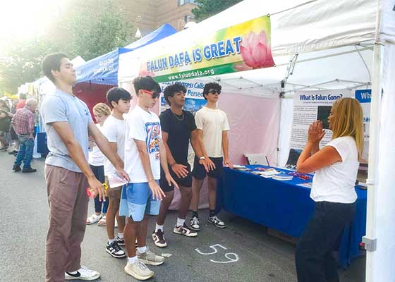 Image for article Michigan, États-Unis : Présentation du Falun Dafa à la foire d’art d’Ann Arbor