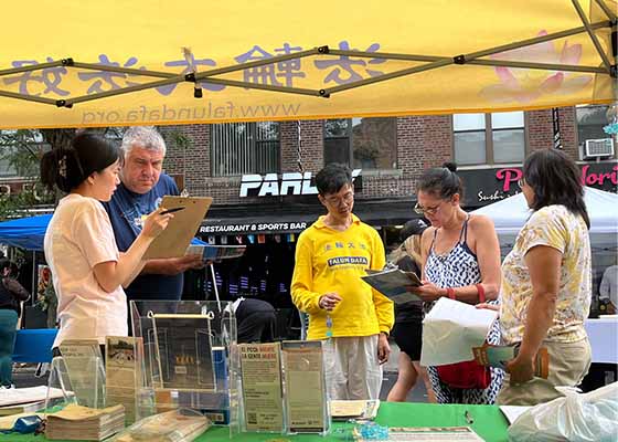 Image for article New York : Présentation du Falun Dafa lors d’une foire de rue à Astoria