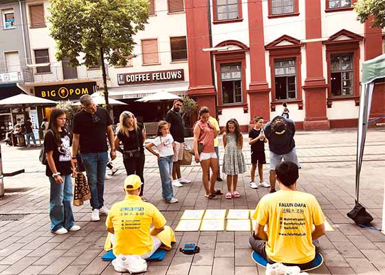 Image for article Allemagne : Le public de Mannheim condamne la persécution du Falun Dafa « Le communisme est un fléau pour l’humanité »