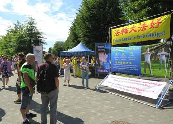 Image for article Lettonie : Les gens désireux d’en savoir plus sur le Falun Dafa pendant le festival de la ville de Ventspils