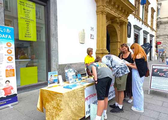 Image for article Autriche : Une manifestation organisée à Graz permet aux gens de s’informer sur le Falun Dafa