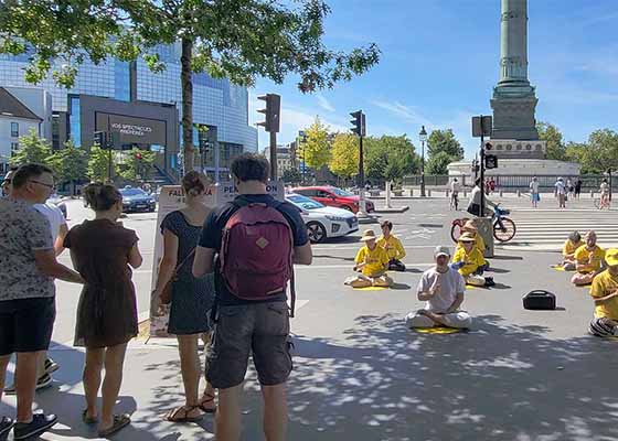 Image for article France : Les gens condamnent la persécution du Falun Dafa lors d’événements à Paris et à Nantes