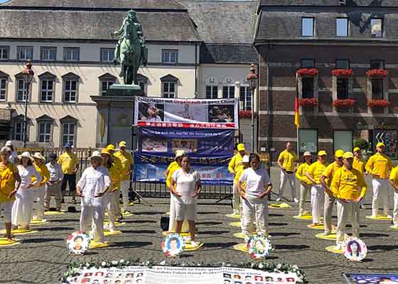 Image for article Allemagne : Un député régional prend la parole lors d’un rassemblement pour condamner la persécution du Falun Dafa