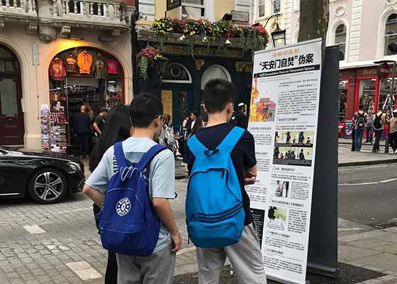 Image for article Royaume-Uni : Des touristes chinois s’informent sur le Falun Gong et démissionnent du PCC devant le British Museum