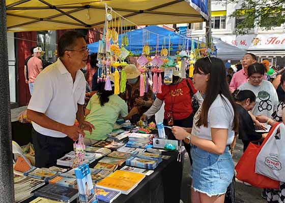 Image for article Boston : Les habitants et les touristes sont heureux de voir le Falun Dafa au festival de la Mi-Automne du quartier chinois