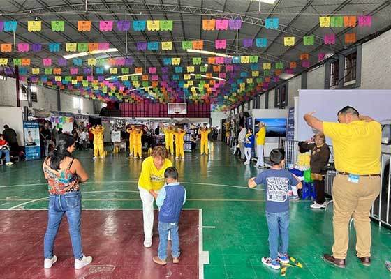 Image for article Mexique : Présentation du Falun Dafa aux participants de la foire de Teziutlán 2024