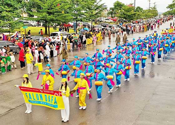 Image for article Batam, Indonésie : Le Falun Dafa accueilli au défilé du jour de l’indépendance de l’Indonésie