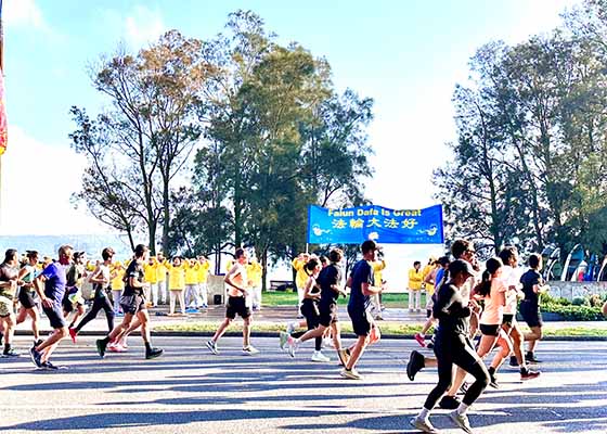 Image for article Sydney, Australie : Les participants à la course City2Surf s'informent sur le Falun Dafa