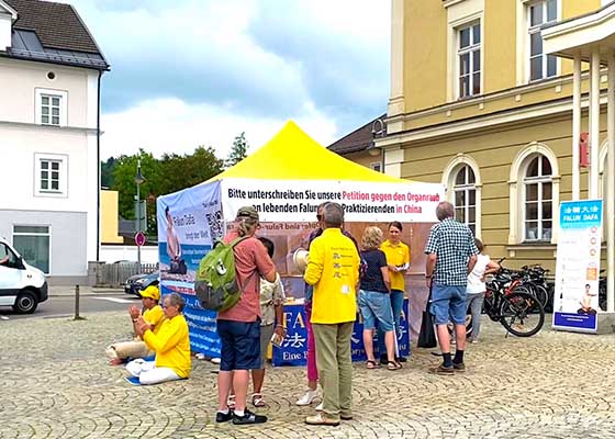 Image for article Allemagne : Des personnes soutiennent le Falun Dafa lors d’une manifestation d’information à Füssen