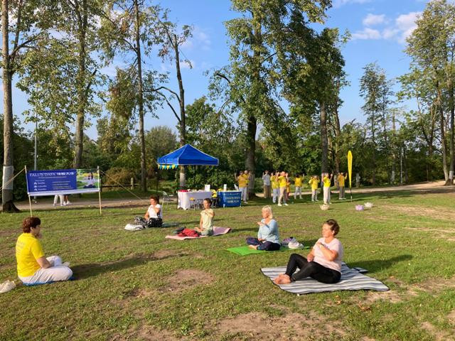 Image for article Lettonie : Des touristes apprennent le Falun Dafa lors du Festival du silence