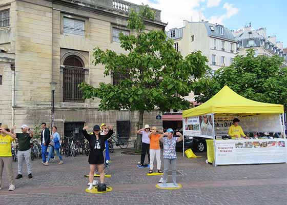 Image for article France : Des personnes expriment leur soutien au Falun Dafa lors d’une manifestation à Paris