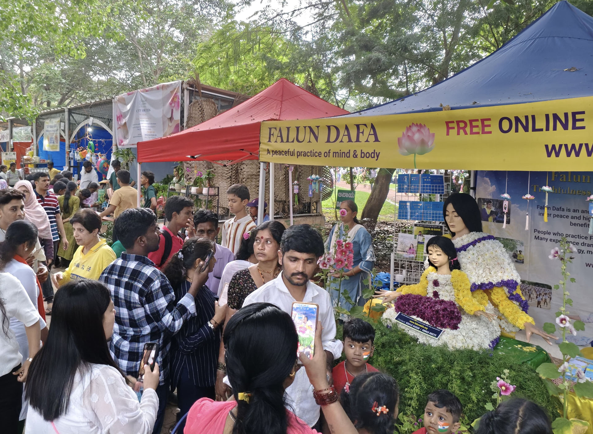 Image for article Inde : Les visiteurs de l’exposition florale de Lalbagh s’informent sur le Falun Dafa