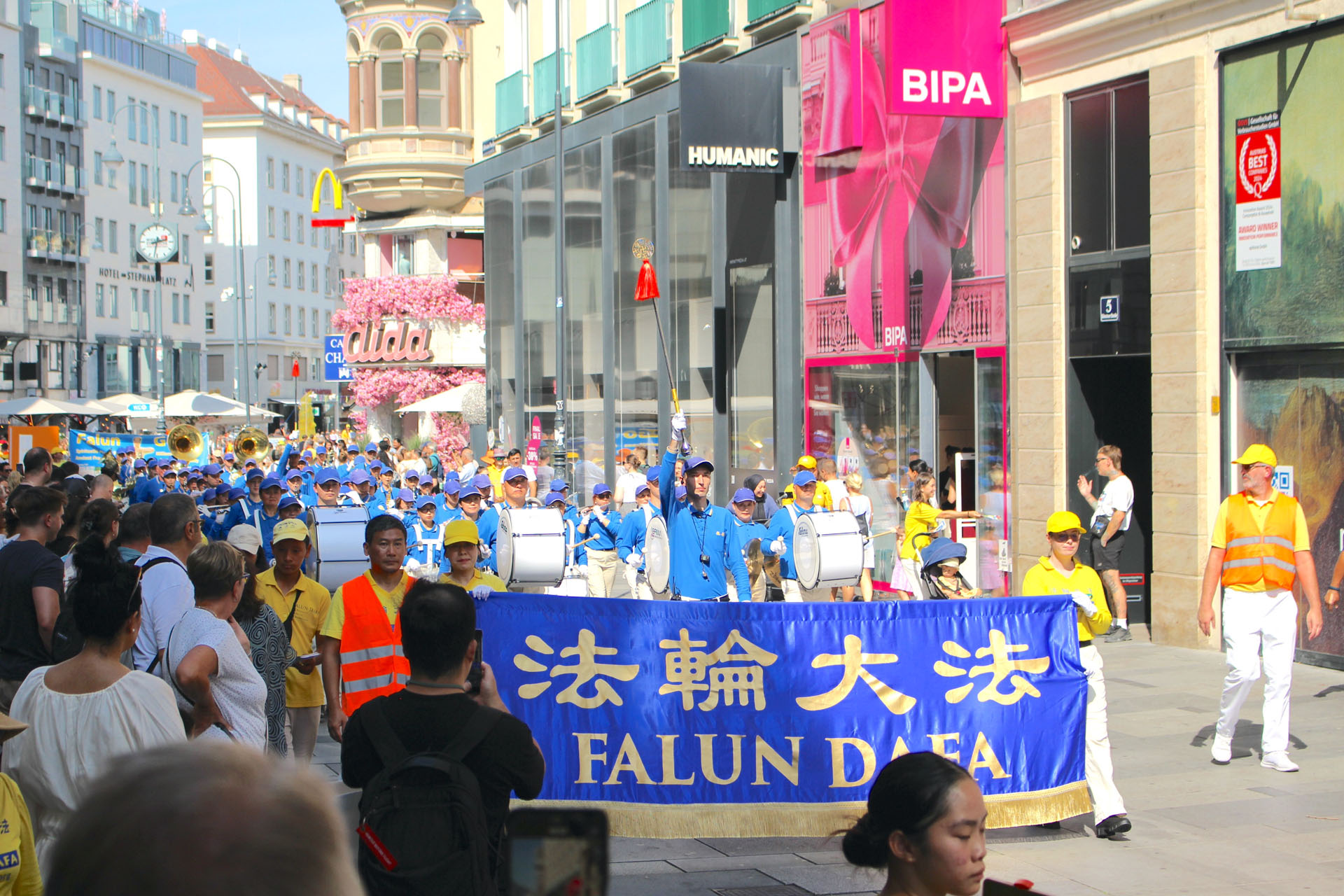 Image for article Autriche : Les gens font l’éloge du Falun Dafa et condamnent la persécution lors d’une marche à Vienne