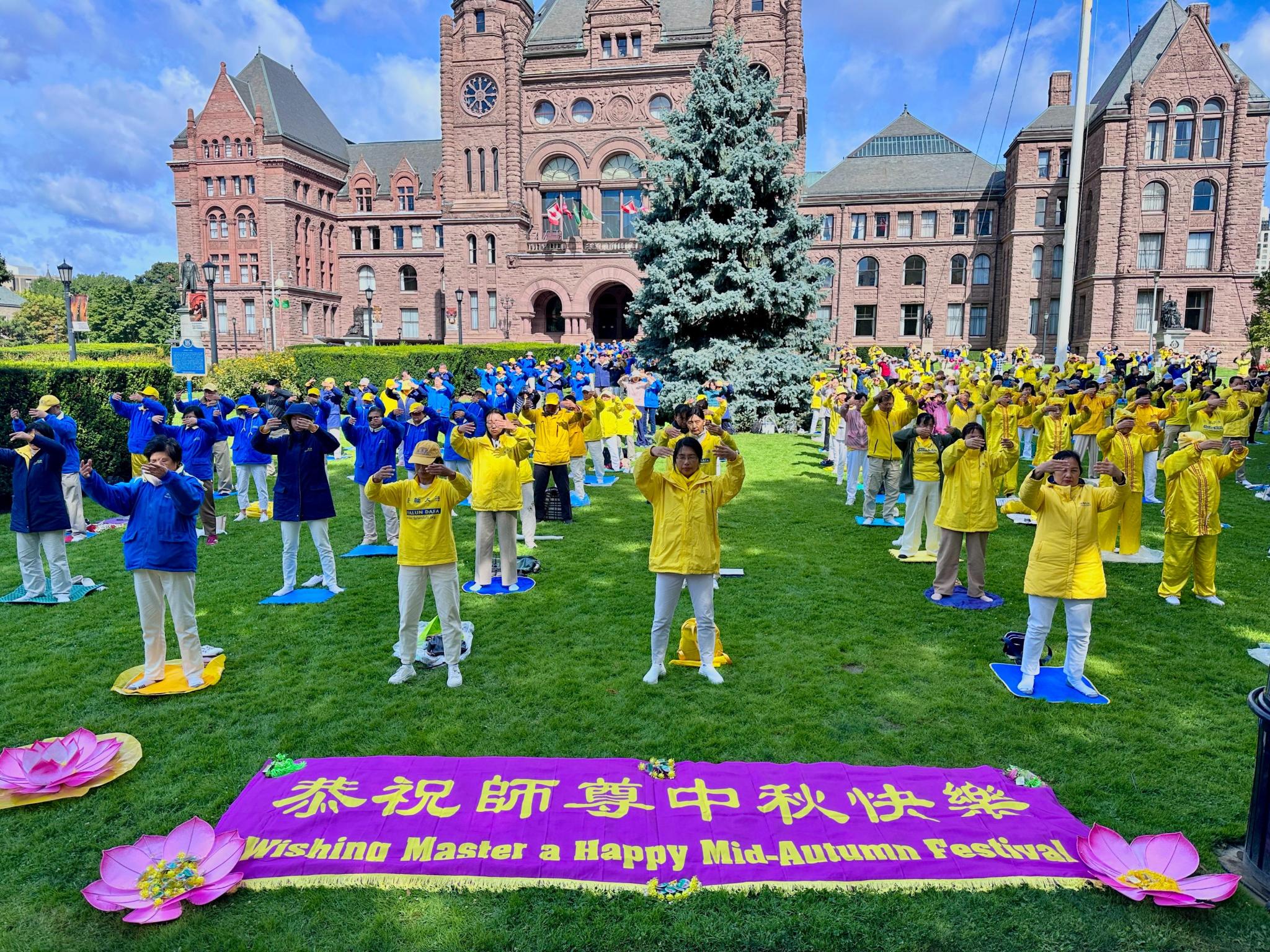 Image for article Toronto : Les pratiquants souhaitent au fondateur du Falun Dafa une joyeuse fête de la Mi-Automne