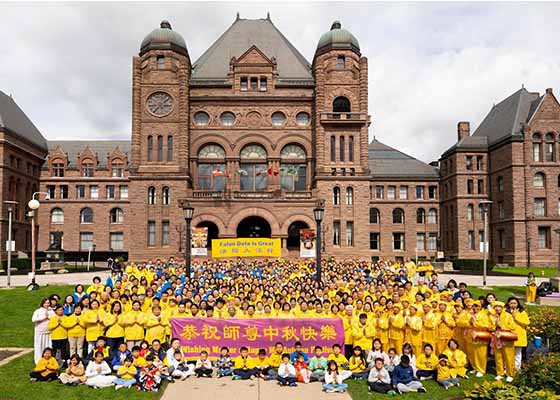 Image for article Toronto, Canada : Les pratiquants de Falun Dafa sont reconnaissants envers Maître Li et lui souhaitent une joyeuse fête de la Mi-automne