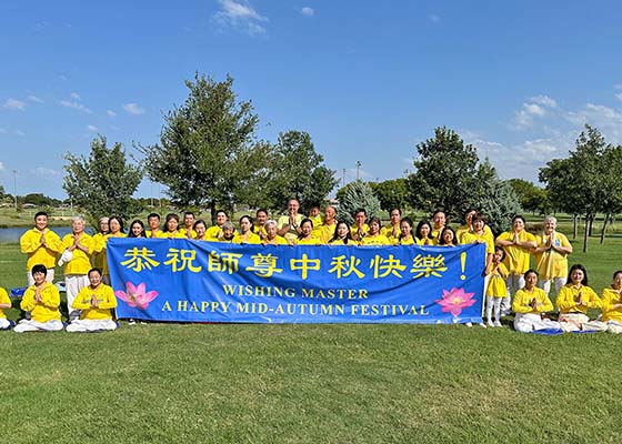 Image for article Dallas, Texas : Les pratiquants de Falun Dafa expriment leur gratitude à Maître Li à l’occasion de la fête de la Mi-Automne