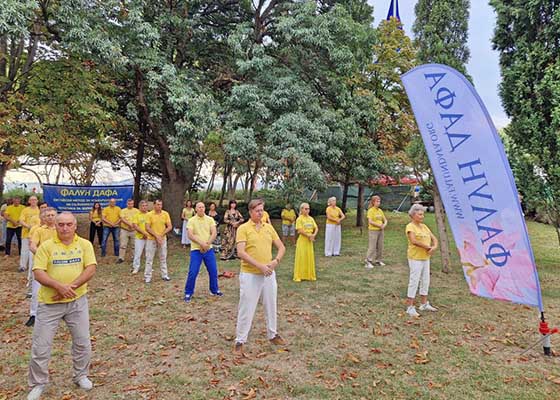 Image for article Bulgarie : Des personnes s’informent sur le Falun Dafa lors d’une série d’événements à Burgas