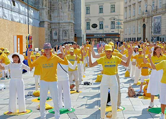 Image for article Vienne, Autriche : L’inspiration d’un couple israélien après avoir observé les manifestations pacifiques des pratiquants de Falun Dafa