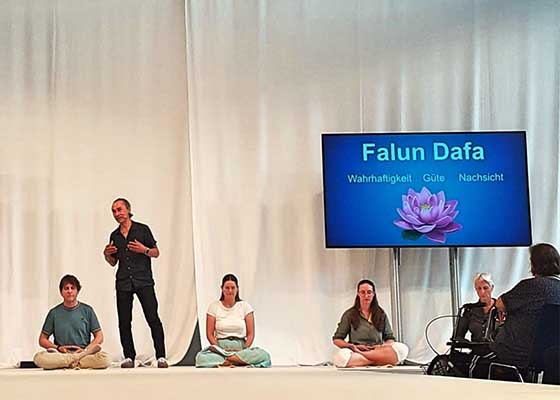 Image for article Brême, Allemagne : Des personnes intéressées par le Falun Dafa à l’Expo sur la santé InVita