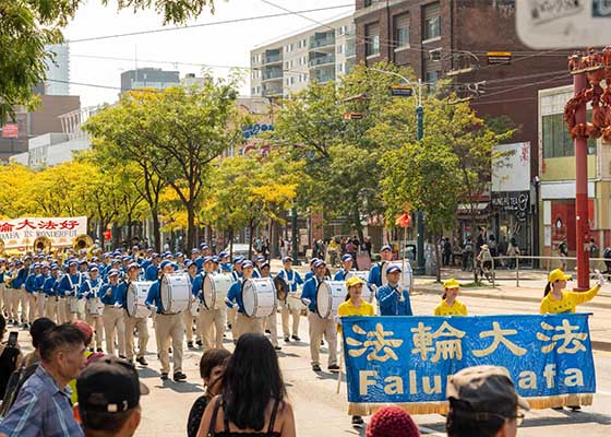 Image for article Canada : La population condamne la persécution du Falun Dafa lors d’un défilé à Toronto