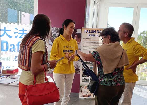 Image for article France : Les participants au Salon de la santé apprennent les exercices de Falun Dafa