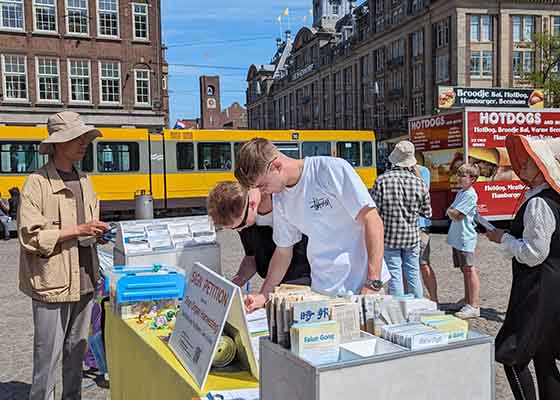 Image for article Amsterdam, Pays-Bas : Des pratiquants de Falun Dafa sensibilisent les gens sur la persécution perpétrée par le régime communiste chinois