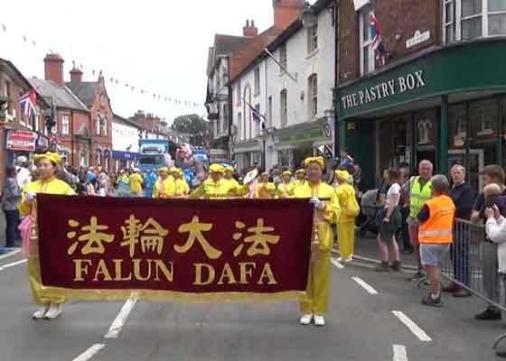 Image for article Royaume-Uni : Un groupe de pratiquants de Falun Dafa remporte la première place au défilé du carnaval local