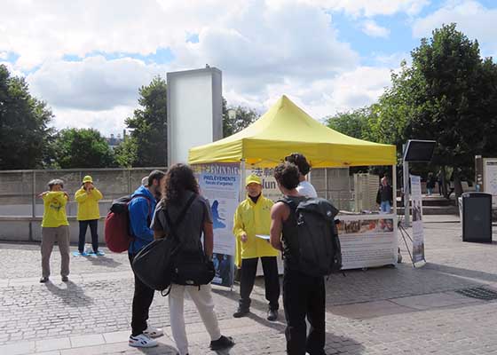 Image for article France : Des personnes condamnent la persécution du Falun Dafa lors d’une activité à Paris