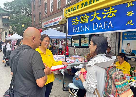 Image for article Boston, États-Unis : Des participants à une manifestation s’informent sur le Falun Dafa dans le quartier chinois