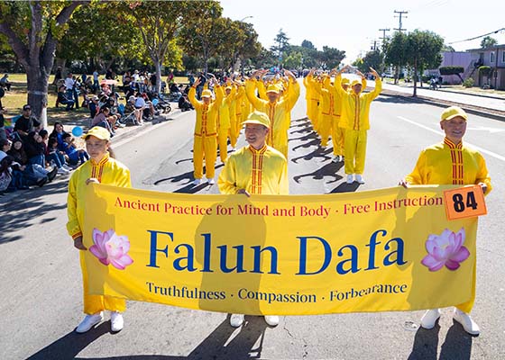 Image for article Californie : Les gens apprécient les messages positifs du Falun Dafa lors du défilé d’anniversaire de Newark