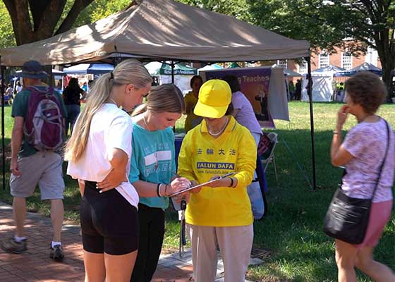 Image for article Newark, Delaware : Les gens soutiennent le Falun Dafa et la fin de la persécution lors de la Journée de la communauté